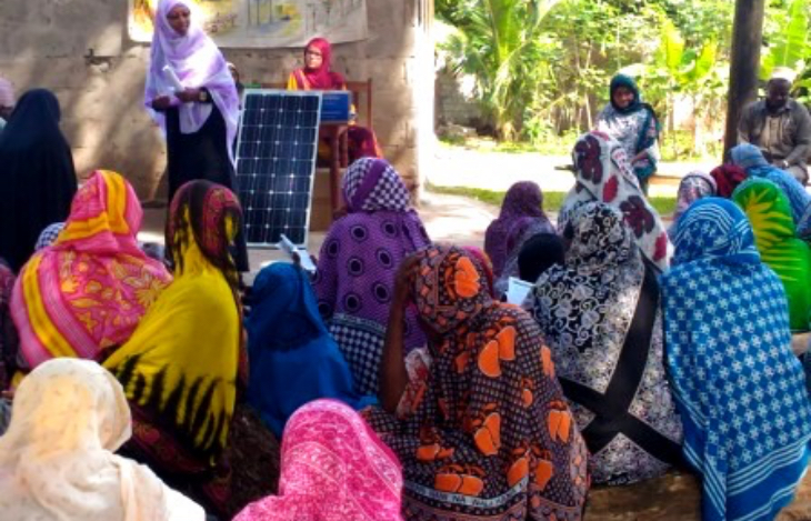 In Sansibar sind sogenannte Shehas lokale Clan- bzw. Dorfanführer. Ihre Unterstützung ist wichtig, um erneuerbare Energietechnologien insbesondere in ländlichen Regionen der Insel zu verbreiten